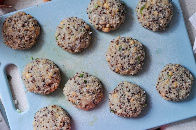 Crispy Quinoa Sliders I howsweeteats.com Crispy Quinoa Sliders I howsweeteats.com