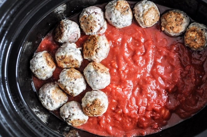Healthy Crockpot Mini Turkey Meatballs I howsweeteats.com Healthy Crockpot Mini Turkey Meatballs I howsweeteats.com