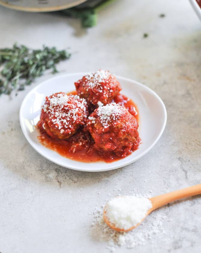 Healthy Crockpot Mini Turkey Meatballs I howsweeteats.com Healthy Crockpot Mini Turkey Meatballs I howsweeteats.com