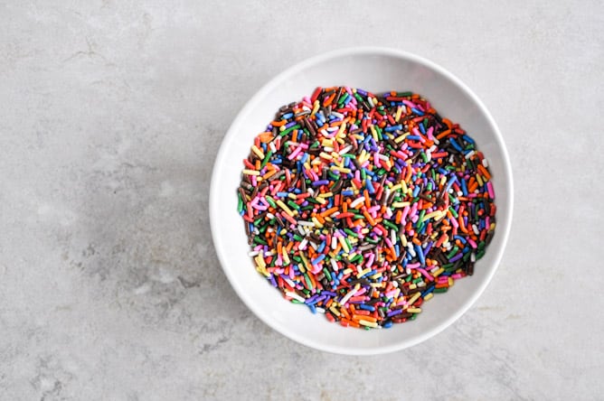 Vanilla Bourbon Caramel Apples I howsweeteats.com Vanilla Bourbon Caramel Apples I howsweeteats.com