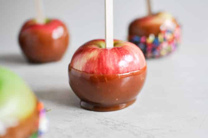 Vanilla Bourbon Caramel Apples I howsweeteats.com Vanilla Bourbon Caramel Apples I howsweeteats.com