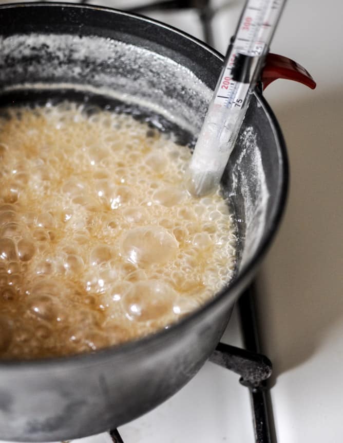 Vanilla Bourbon Caramel Apples I howsweeteats.com Vanilla Bourbon Caramel Apples I howsweeteats.com