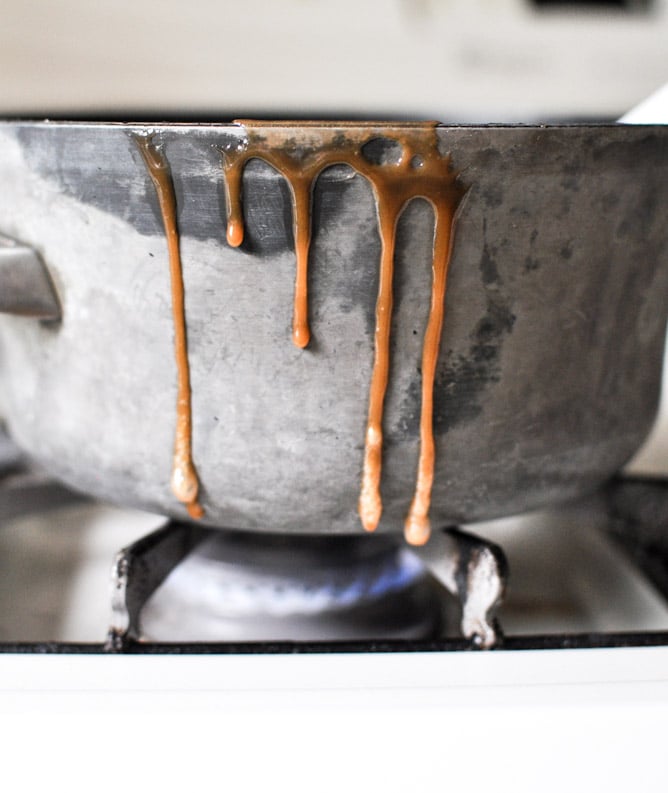 Vanilla Bourbon Caramel Apples I howsweeteats.com Vanilla Bourbon Caramel Apples I howsweeteats.com