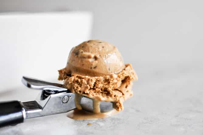 Burnt Caramel Bourbon Ice Cream with Milk Chocolate Toffee I howsweeteats.com Burnt Caramel Bourbon Ice Cream with Milk Chocolate Toffee I howsweeteats.com