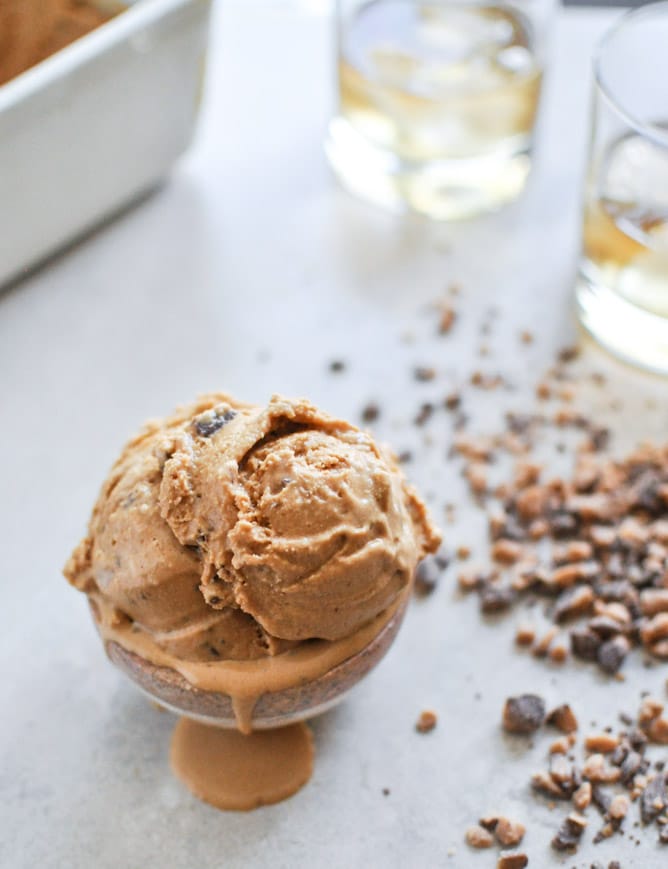 Burnt Caramel Bourbon Ice Cream with Milk Chocolate Toffee I howsweeteats.com Burnt Caramel Bourbon Ice Cream with Milk Chocolate Toffee I howsweeteats.com