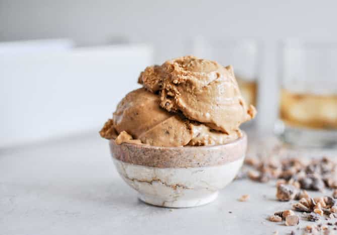 Burnt Caramel Bourbon Ice Cream with Milk Chocolate Toffee I howsweeteats.com Burnt Caramel Bourbon Ice Cream with Milk Chocolate Toffee I howsweeteats.com