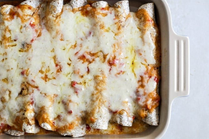 Lightened Up Chicken Enchiladas I howsweeteats.com Lightened Up Chicken Enchiladas I howsweeteats.com