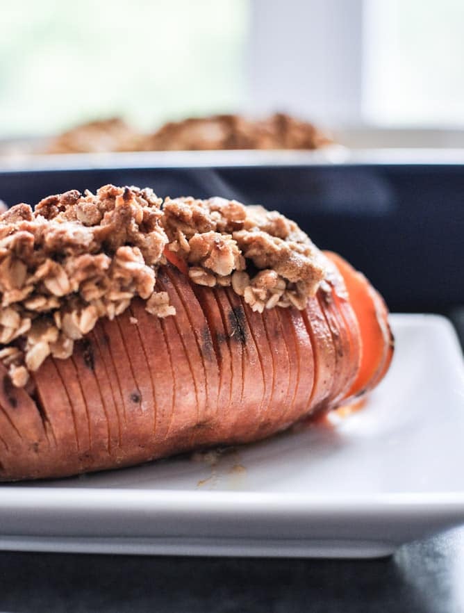 Cinnamon Sugar Hasselback Sweet Potatoes with Oatmeal Cookie Crumble I howsweeteats.com Cinnamon Sugar Hasselback Sweet Potatoes with Oatmeal Cookie Crumble I howsweeteats.com