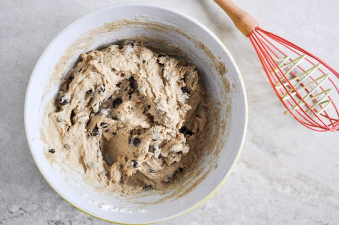 Mini Whole Wheat Chocolate Chip Muffins I howsweeteats.com Mini Whole Wheat Chocolate Chip Muffins I howsweeteats.com