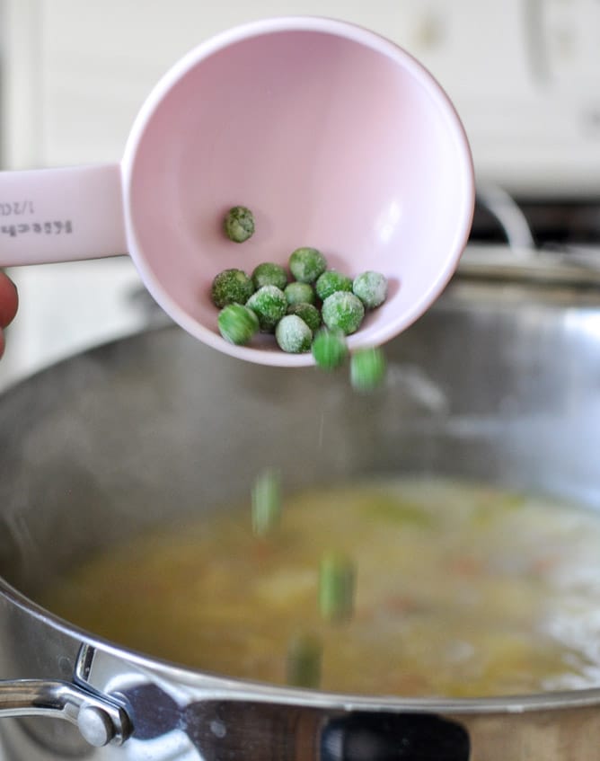 Chicken Pot Pie Soup I howsweeteats.com Chicken Pot Pie Soup I howsweeteats.com