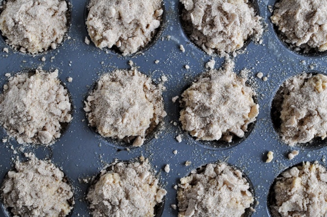 Whole Wheat Coffee Cake Muffins I howsweeteats.com Whole Wheat Coffee Cake Muffins I howsweeteats.com