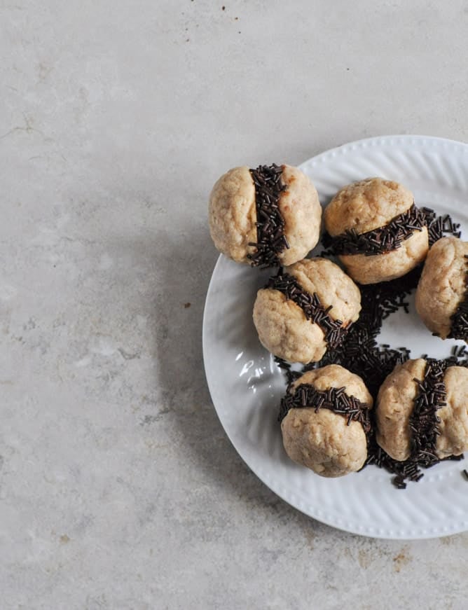 Fat Little Peanut Butter Oatmeal Cookie Sandwiches with Chocolate Ganache I howsweetetas.com Fat Little Peanut Butter Oatmeal Cookie Sandwiches with Chocolate Ganache I howsweetetas.com