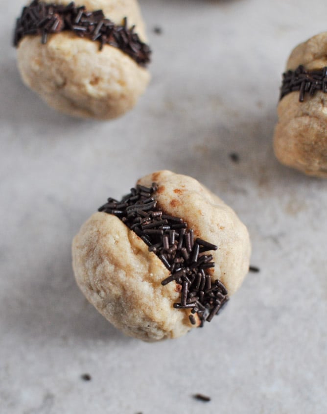 Fat Little Peanut Butter Oatmeal Cookie Sandwiches with Chocolate Ganache I howsweetetas.com Fat Little Peanut Butter Oatmeal Cookie Sandwiches with Chocolate Ganache I howsweetetas.com