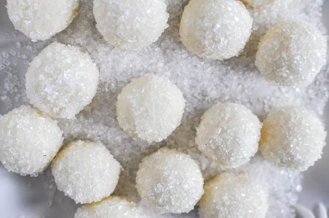 Sparkly White Chocolate Lemon Truffles I howsweeteats.com Sparkly White Chocolate Lemon Truffles I howsweeteats.com