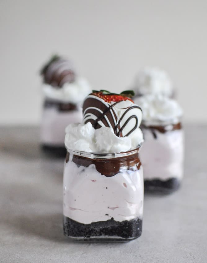 No-Bake Chocolate Covered Strawberry Cheesecakes I howsweeteats.com No-Bake Chocolate Covered Strawberry Cheesecakes I howsweeteats.com
