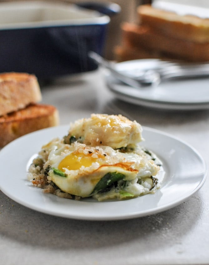 Fontina and Spinach Baked Eggs with Garlic Brown Butter Breadcrumbs I howsweeteats.com Fontina and Spinach Baked Eggs with Garlic Brown Butter Breadcrumbs I howsweeteats.com