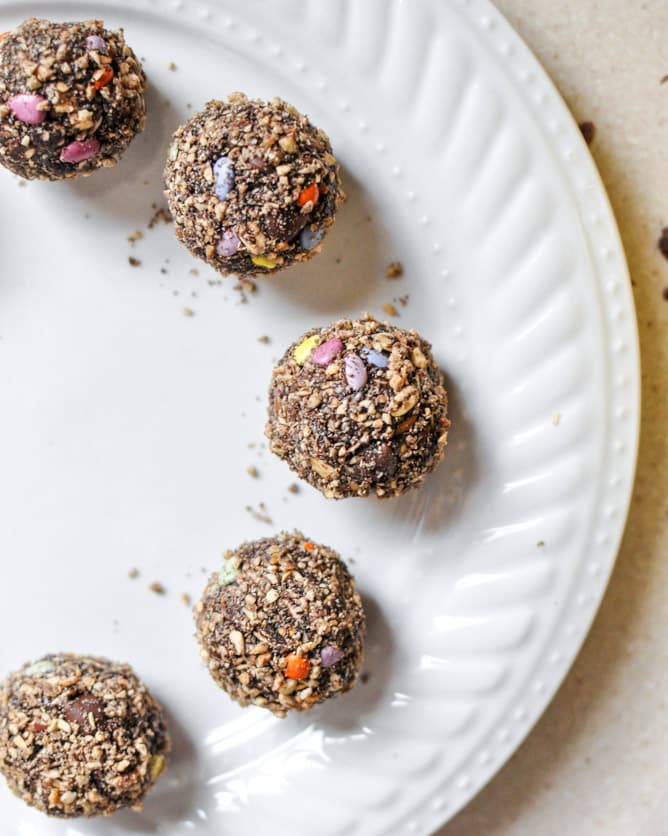 No-Bake Double Chocolate Peanut Butter Snack Bites I howsweeteats.com No-Bake Double Chocolate Peanut Butter Snack Bites I howsweeteats.com