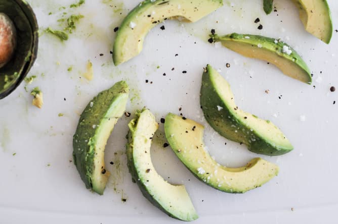 Crispy Avocado BLT Salad I howsweeteats.com Crispy Avocado BLT Salad I howsweeteats.com