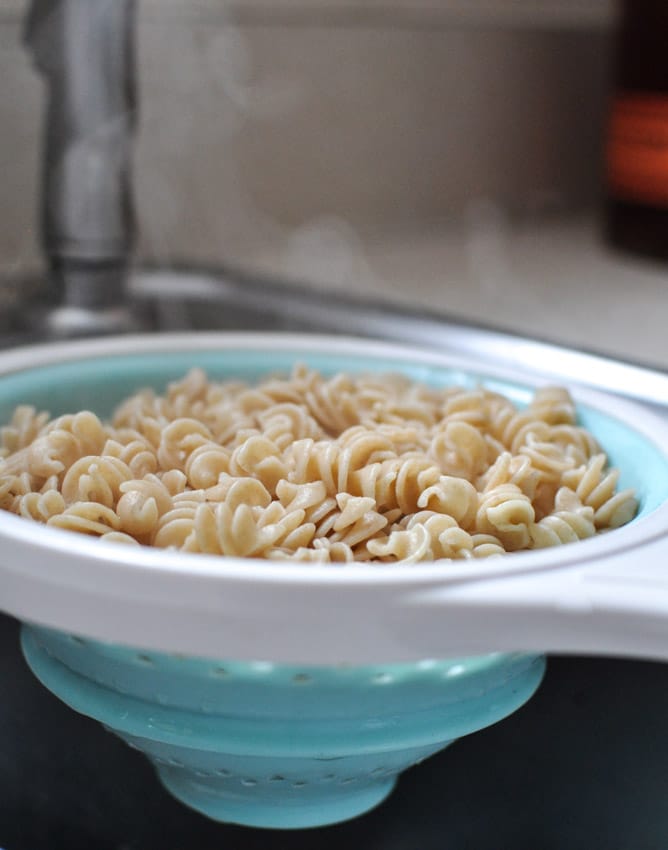 Favorite Simple Crockpot Tomato Sauce I howsweeteats.com Favorite Simple Crockpot Tomato Sauce I howsweeteats.com