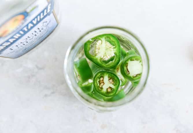 Mango Jalapeño Margaritas I howsweeteats.com Mango Jalapeño Margaritas I howsweeteats.com