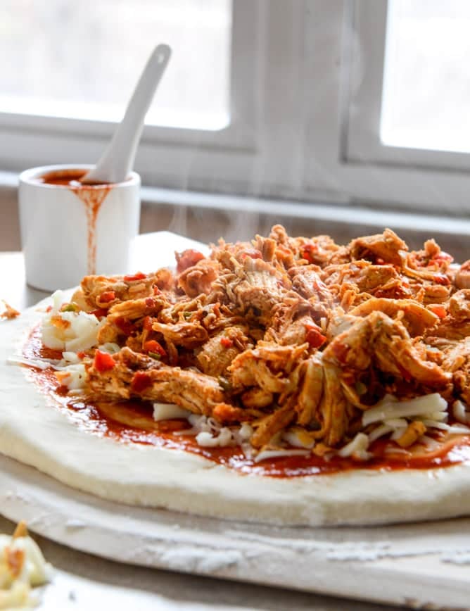 Chicken Enchilada Pizza I howsweeteats.com Chicken Enchilada Pizza I howsweeteats.com