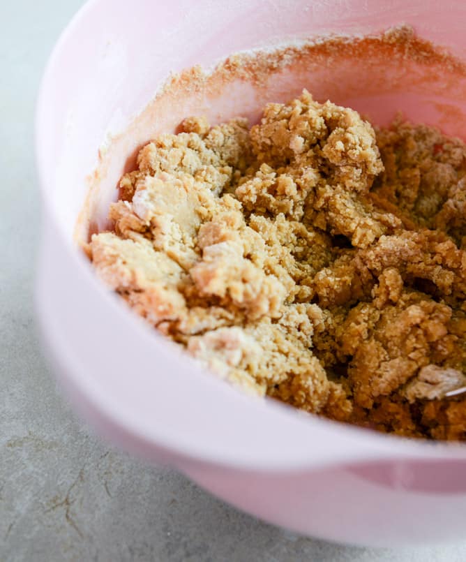 Peanut Butter Pretzel Chocolate Chip Cookie Bites I howsweeteats.com Peanut Butter Pretzel Chocolate Chip Cookie Bites I howsweeteats.com