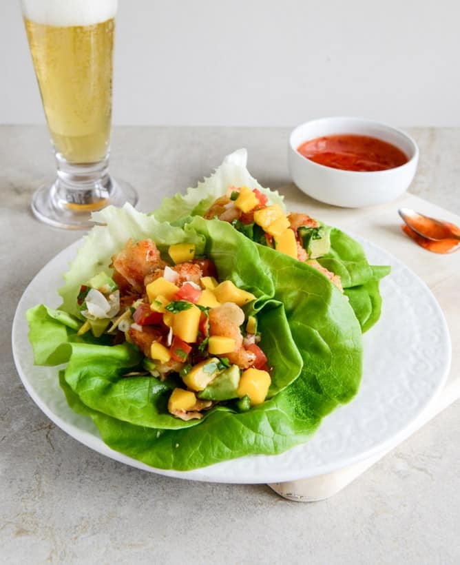 Beer Battered Shrimp Lettuce Wraps with Mango Avocado Salsa I howsweeteats.com Beer Battered Shrimp Lettuce Wraps with Mango Avocado Salsa I howsweeteats.com