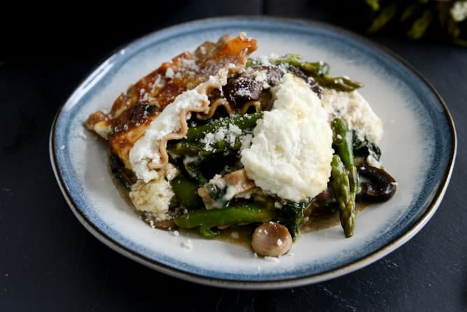 Springtime Veggie Skillet Lasagna I howsweeteats.com Springtime Veggie Skillet Lasagna I howsweeteats.com