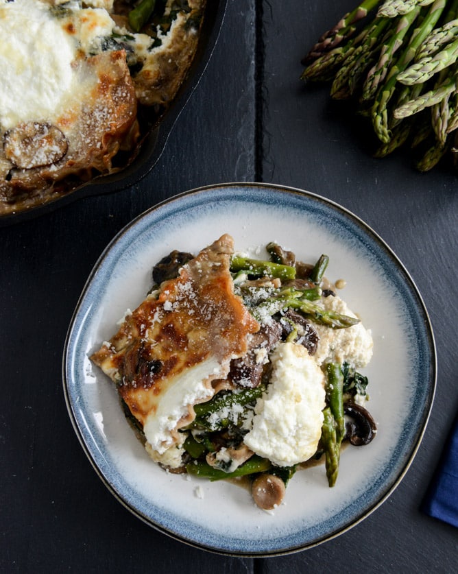 Springtime Veggie Skillet Lasagna I howsweeteats.com Springtime Veggie Skillet Lasagna I howsweeteats.com