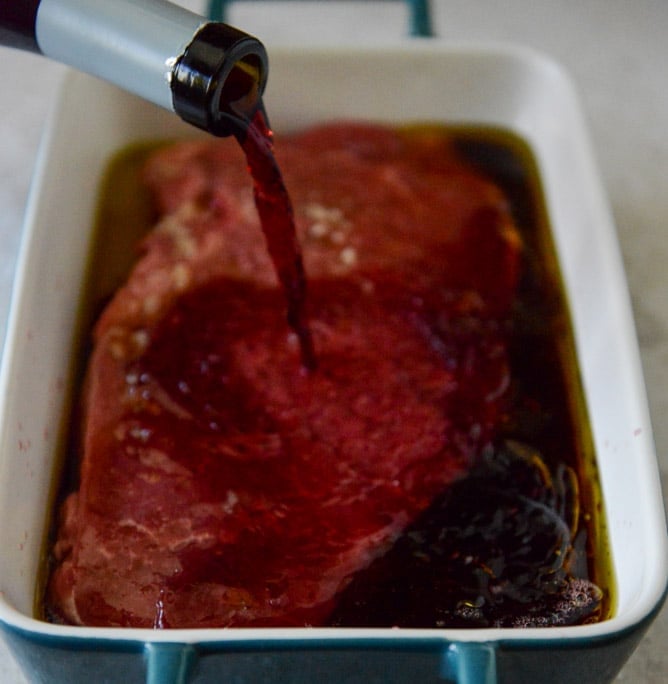 Red Wine Marinated Flank Steak with Cherry Tomato Caprese Salsa I howsweeteats.com Red Wine Marinated Flank Steak with Cherry Tomato Caprese Salsa I howsweeteats.com