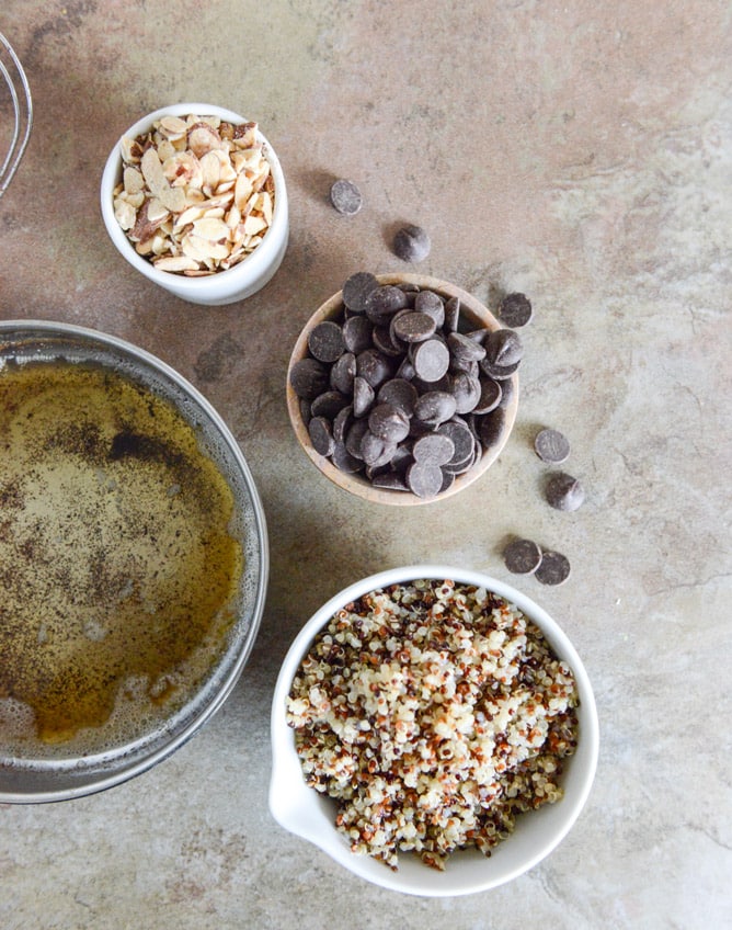 Crunchy Quinoa, Toasted Almond and Dark Chocolate Brown Butter Granola I howsweeteats.com Crunchy Quinoa, Toasted Almond and Dark Chocolate Brown Butter Granola I howsweeteats.com