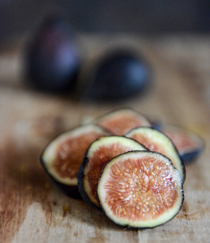Fresh Fig, Bacon + Blue Cheese Pizza I howsweeteats.com Fresh Fig, Bacon + Blue Cheese Pizza I howsweeteats.com