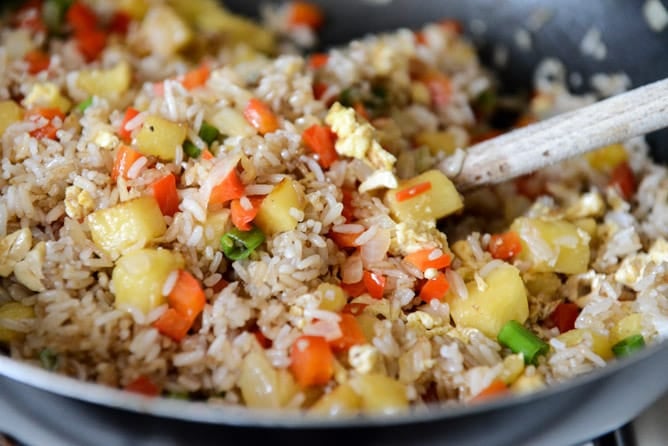 Pineapple Cashew Fried Rice I howsweeteats.com Pineapple Cashew Fried Rice I howsweeteats.com