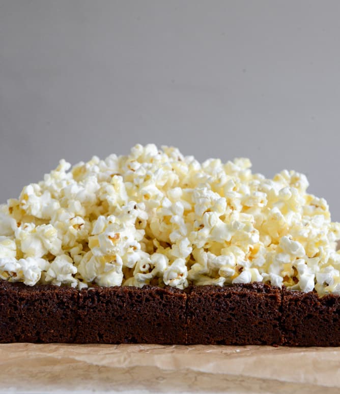 Buttered Popcorn Crunch Brownies I howsweeteats.com Buttered Popcorn Crunch Brownies I howsweeteats.com