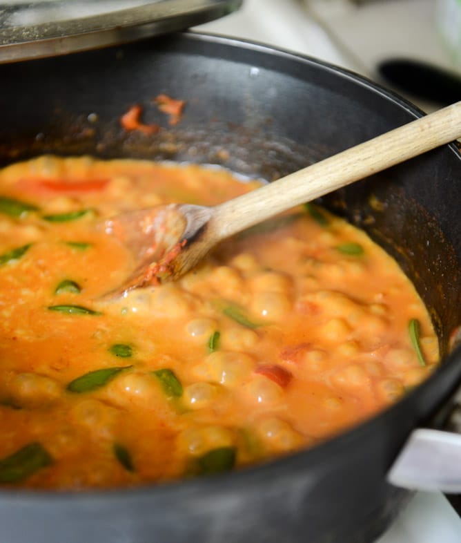 Easy Thai Chickpea Curry with Coconut Rice I howsweeteats.com Easy Thai Chickpea Curry with Coconut Rice I howsweeteats.com