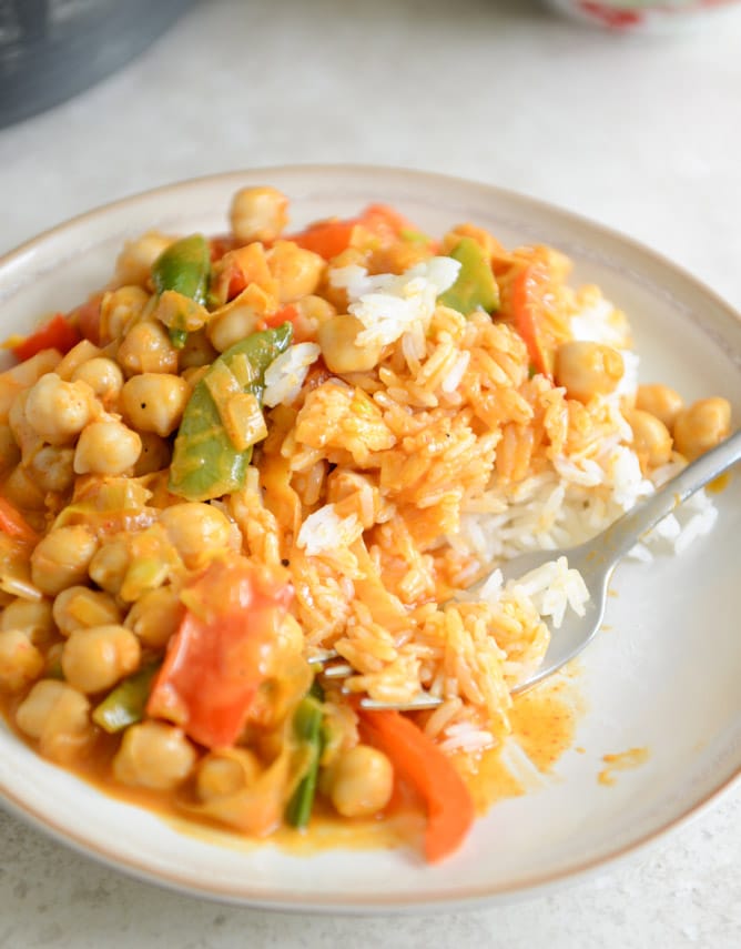 Easy Thai Chickpea Curry with Coconut Rice I howsweeteats.com Easy Thai Chickpea Curry with Coconut Rice I howsweeteats.com