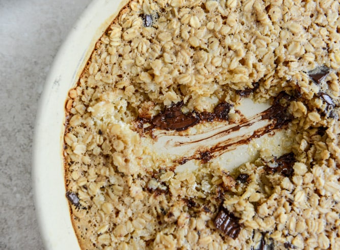 Dark Chocolate Chunk Cheesecake Baked Oatmeal I howsweeteats.com Dark Chocolate Chunk Cheesecake Baked Oatmeal I howsweeteats.com