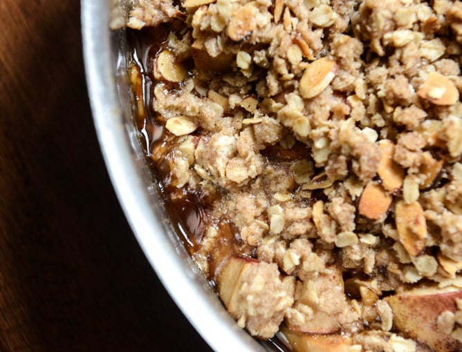 Amaretto Apple Crisp I howsweeteats.com Amaretto Apple Crisp I howsweeteats.com