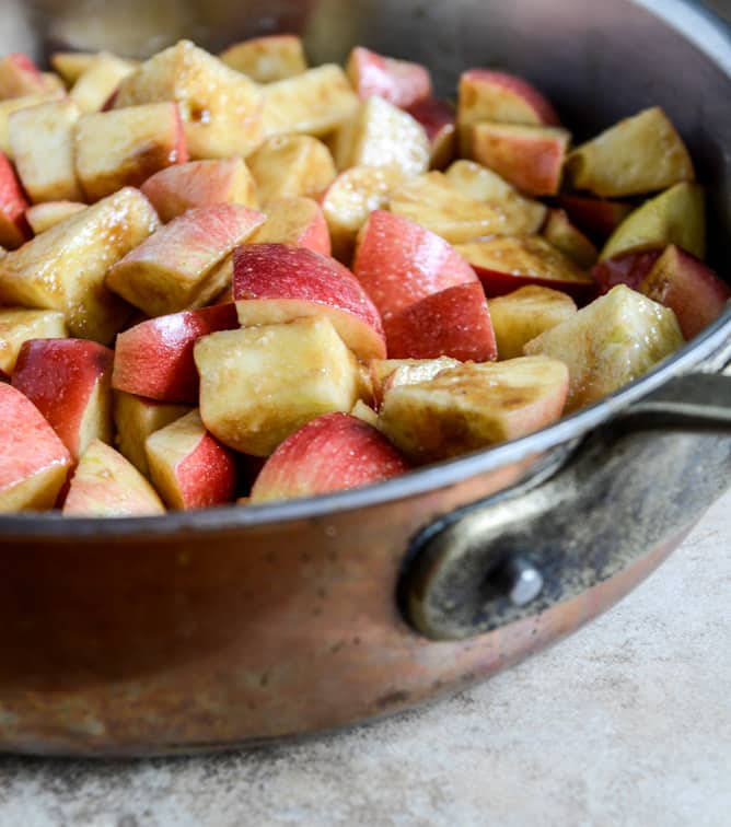 Amaretto Apple Crisp I howsweeteats.com Amaretto Apple Crisp I howsweeteats.com
