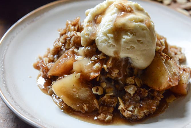 Amaretto Apple Crisp I howsweeteats.com Amaretto Apple Crisp I howsweeteats.com