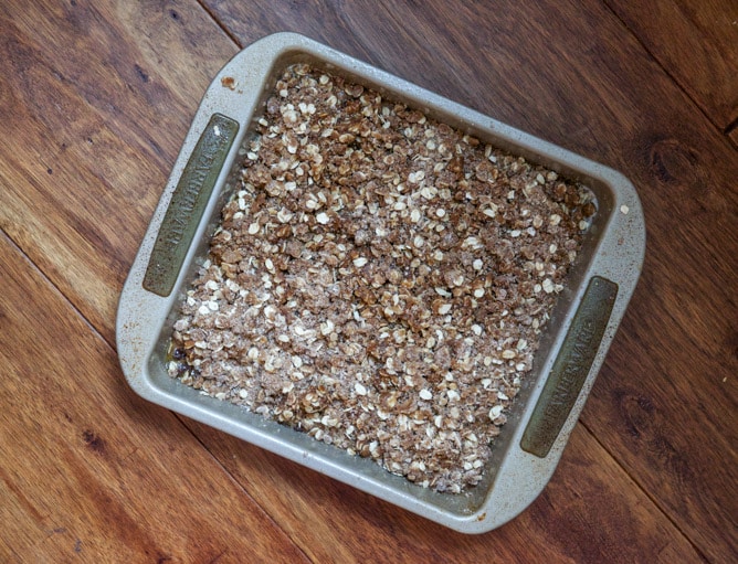 Chewy Chocolate Chip Blondies with Oatmeal Cookie Streusel I howsweeteats.com Chewy Chocolate Chip Blondies with Oatmeal Cookie Streusel I howsweeteats.com