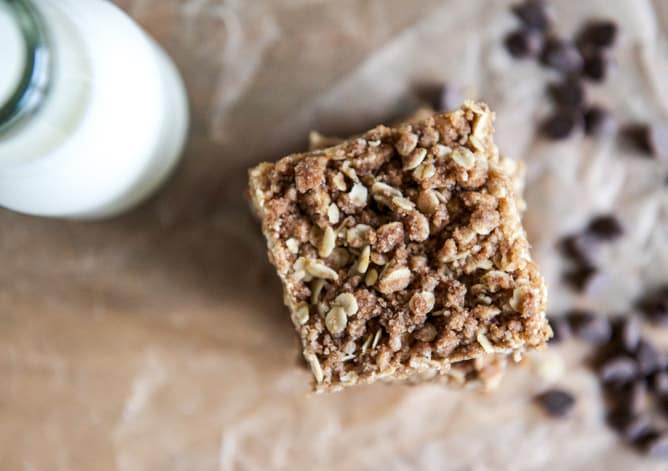 Chewy Chocolate Chip Blondies with Oatmeal Cookie Streusel I howsweeteats.com Chewy Chocolate Chip Blondies with Oatmeal Cookie Streusel I howsweeteats.com