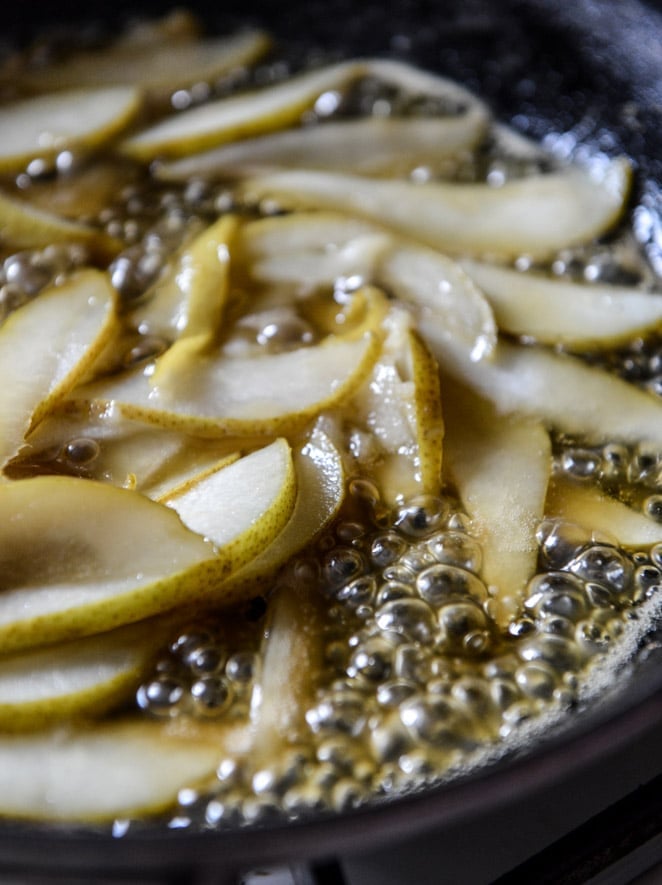 Caramelized Pear, Crispy Prosciutto + Blue Cheese Pizza I howsweeteats.com Caramelized Pear, Crispy Prosciutto + Blue Cheese Pizza I howsweeteats.com