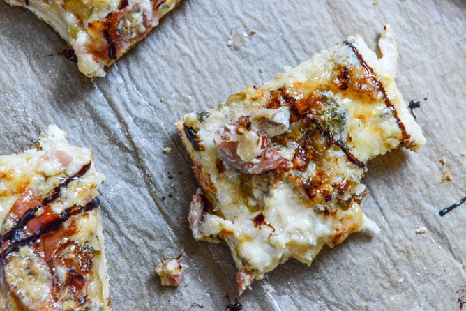 Caramelized Pear, Crispy Prosciutto + Blue Cheese Pizza I howsweeteats.com Caramelized Pear, Crispy Prosciutto + Blue Cheese Pizza I howsweeteats.com