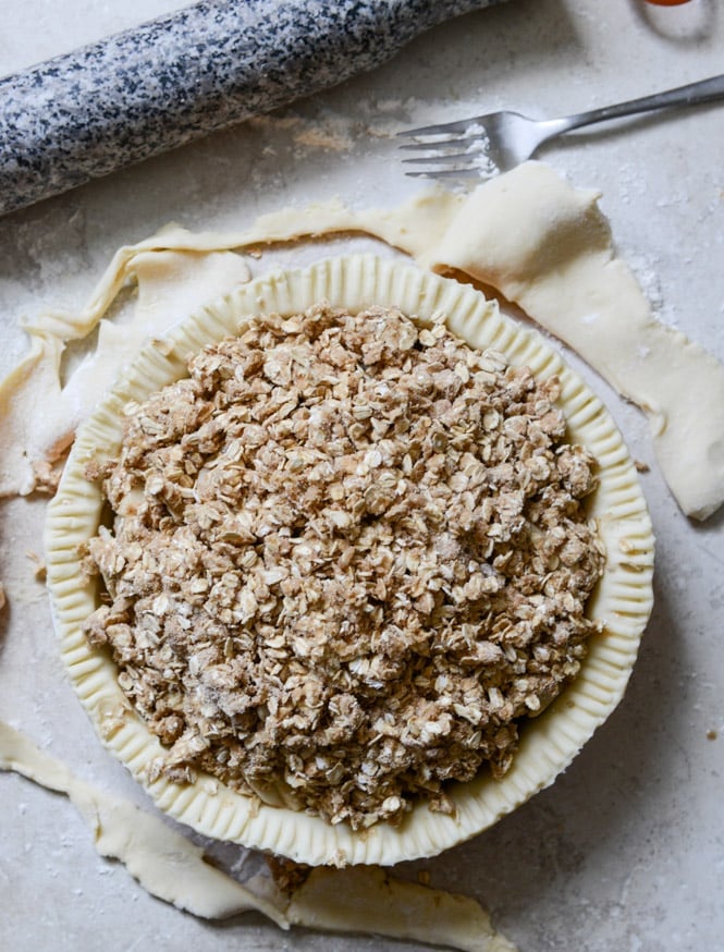 Cider Boubon Apple Pie with Oatmeal Cookie Crumble I howsweeteats.com Cider Boubon Apple Pie with Oatmeal Cookie Crumble I howsweeteats.com