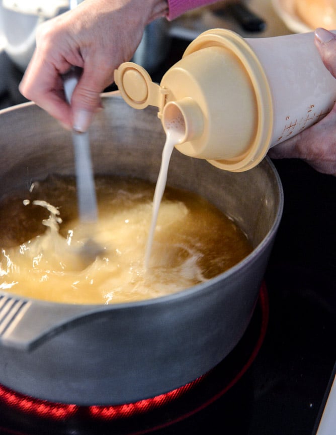 How To Make Gravy - Step by Step I howsweeteats.com How To Make Gravy - Step by Step I howsweeteats.com