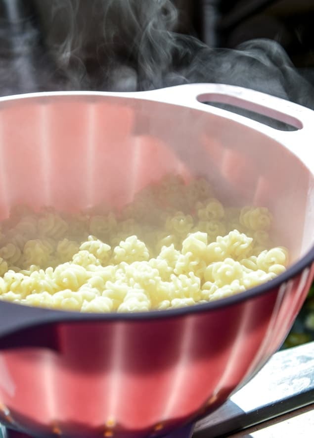 Cheesy Skillet Brussels Bacon Mac I howsweeteats.com Cheesy Skillet Brussels Bacon Mac I howsweeteats.com