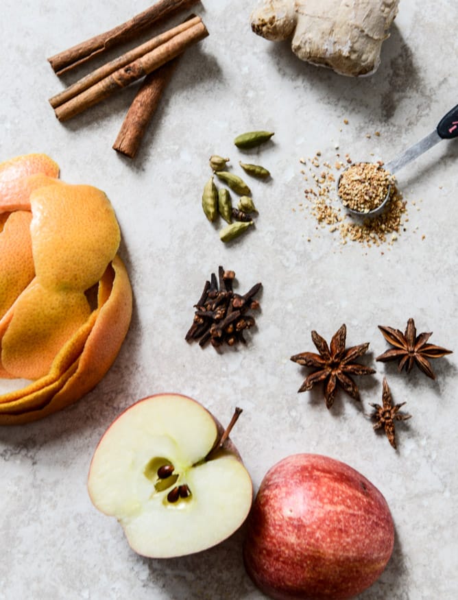 homemade simmering spices - how to make your house smell amazing during the holidays! I howsweeteats.com homemade simmering spices - how to make your house smell amazing during the holidays! I howsweeteats.com