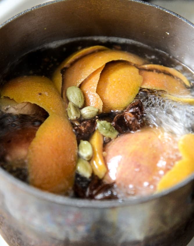 homemade simmering spices - how to make your house smell amazing during the holidays! I howsweeteats.com homemade simmering spices - how to make your house smell amazing during the holidays! I howsweeteats.com