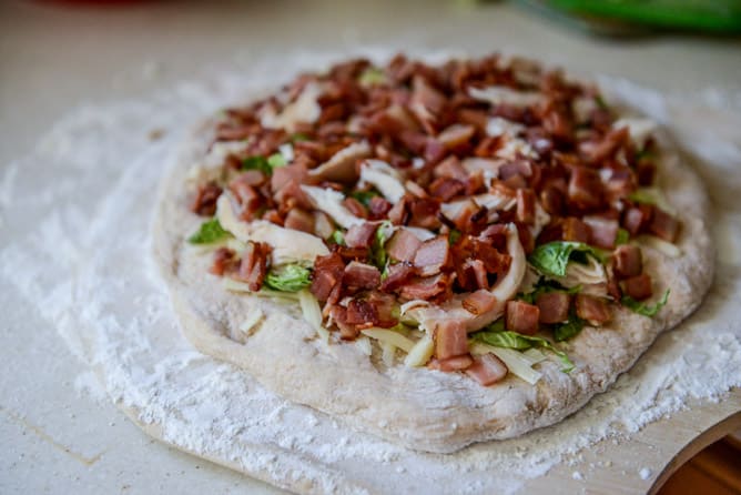thanksgiving leftovers: turkey, bacon and avocado ranch pizza I howsweeteats.com thanksgiving leftovers: turkey, bacon and avocado ranch pizza I howsweeteats.com